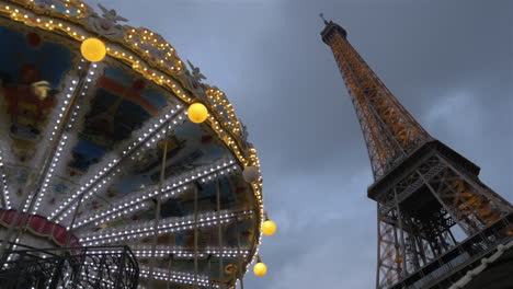 Vintage-Karussell-Und-Eiffelturm