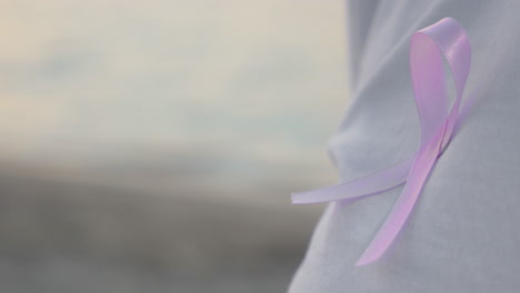 Rosa-Brustkrebs-Bewusstseinsband-Auf-Einem-Hemd