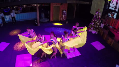 Tanzshow-In-Der-Bar-Luftaufnahme