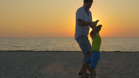 Junger-Vater-Und-Kleiner-Sohn-Haben-Spaß-Am-Strand