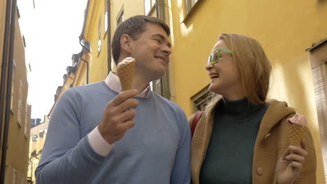 Hombre-Y-Mujer-Felices-Comiendo-Helado-Durante-Un-Paseo