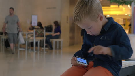 Kid-with-mobile-phone-in-shopping-mall