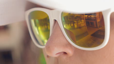 Nahaufnahme-Einer-Frau-Mit-Verspiegelter-Sonnenbrille