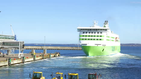 Crucero-Saliendo-Del-Puerto