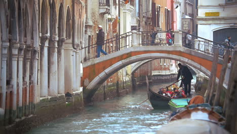 Gondola-traveling-and-sightseeing-of-Venice
