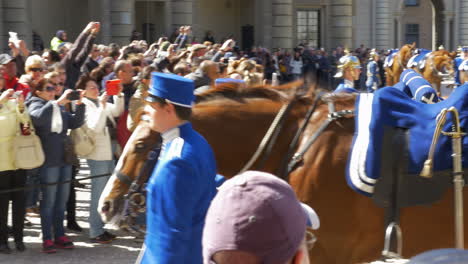 Mounted-Guards-after-the-Ceremony