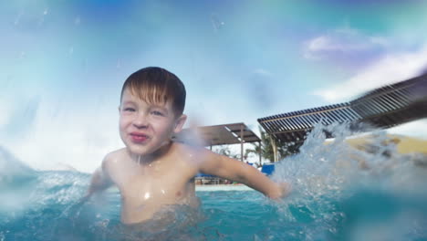 Junge-Hat-Spaß-Im-Pool-Des-Resorts
