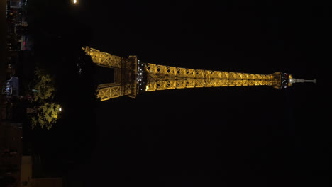 Vertical-video-of-Eiffel-Tower-in-golden-light-at-night