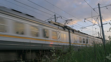 Tren-De-Cercanías-En-Movimiento