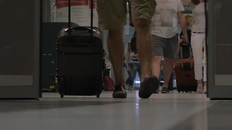 Gente-Saliendo-De-La-Terminal-Del-Aeropuerto