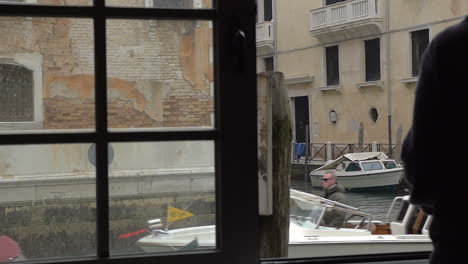 Frau-Genießt-Die-Venedig-Szene-Vom-Fenster-Aus