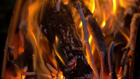 Glühende-Lagerfeuerkohlen-Am-Abend