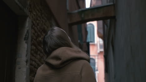 Mujer-En-El-Callejón-Mirando-A-Su-Alrededor