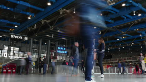 Timelapse-De-Visitantes-En-El-Hall-Del-Centro-Pompidou