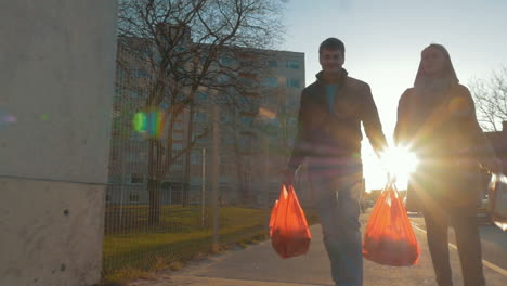 Hombre-Y-Mujer-Regresando-A-Casa-Después-De-Ir-De-Compras