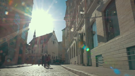 Calle-Vieja-En-Tallin,-Estonia,-Iluminada-Por-El-Sol.