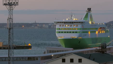 Passagierfähre-Fährt-In-Den-Hafen-Ein