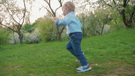 Niño-Feliz-Corriendo-En-El-Parque-Florido