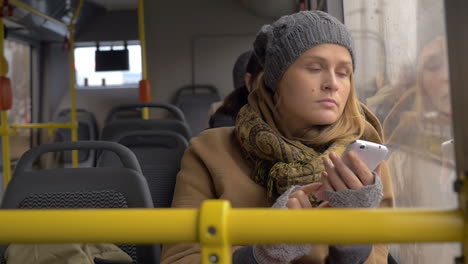 Junge-Traurige-Frau-Benutzt-Smartphone-Im-Bus