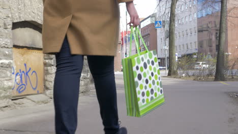 Mädchen-Mit-Einkaufstasche-Läuft-Auf-Der-Straße