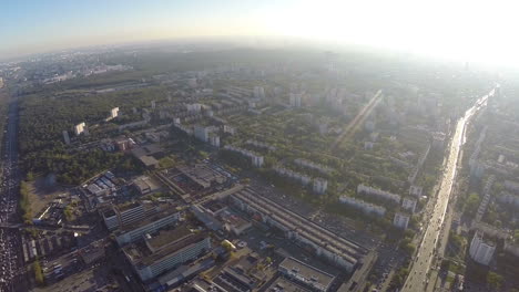 Volando-Sobre-El-Distrito-De-La-Ciudad-En-Un-Día-Soleado