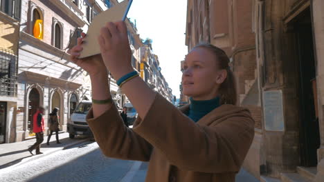 Mujer-Haciendo-Fotos-De-Arquitectura-Europea