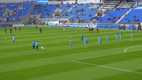 Jugadores-Del-Equipo-De-Fútbol-Calentando-Antes-De-Un-Partido-Importante