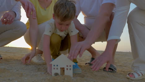 Niño-Construyendo-Una-Casa