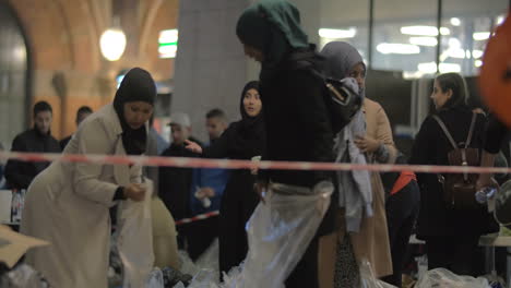 Syrische-Flüchtlinge-Hören-Sich-Die-Durchsage-An-Einer-Wohltätigkeitssammelstelle-Im-Kopenhagener-Bahnhof-An