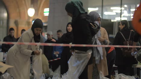 Refugiados-Sirios-Escuchando-El-Anuncio-En-El-Punto-De-Recogida-De-Caridad-En-La-Estación-De-Ferrocarril-De-Copenhague