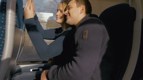 Pareja-Feliz-Tomando-Selfie-En-Tren