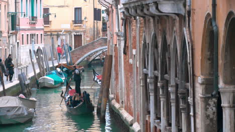 Besichtigungen-Mit-Gondeln-In-Venedig,-Italien