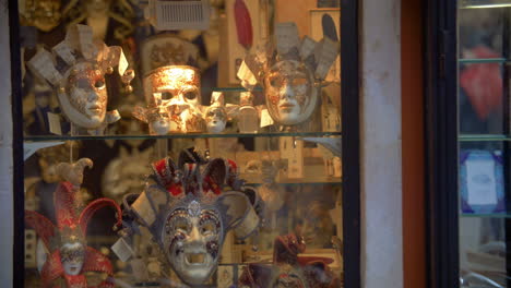 Venezianische-Masken-Im-Glasschaufenster
