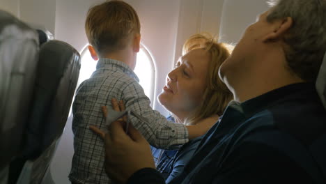 Großeltern-Und-Kleiner-Enkel-Reisen-Mit-Dem-Flugzeug