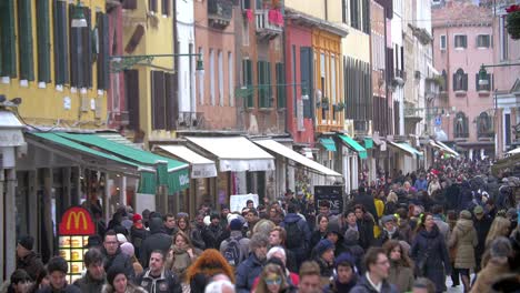Tourists-and-citizens-in-busy-Venetian-street
