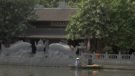 Bahía-De-Halong-En-Hanoi,-Vietnam,-Vista-Una-Pequeña-Isla-Con-Una-Pagoda.