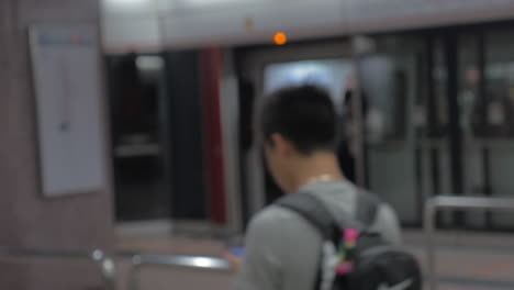 En-Hong-Kong,-China,-En-El-Metro,-Una-Joven-Lleva-Una-Máscara-Médica.