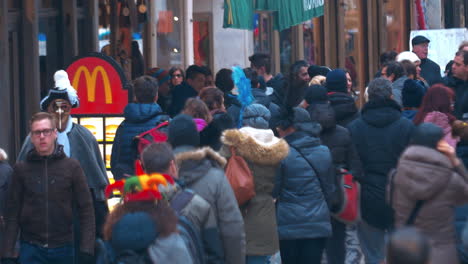 Gente-Caminando-Por-Un-Restaurante-De-Comida-Rápida