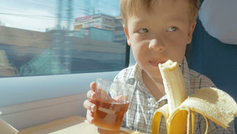 El-Niño-Come-Mientras-Viaja-En-Tren.