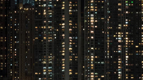 Timelapse-De-Las-Luces-De-Las-Ventanas-En-Un-Bloque-De-Apartamentos-De-Gran-Altura-Por-La-Noche