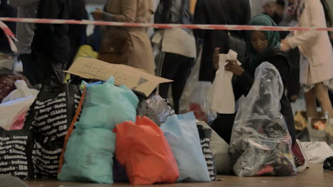 Refugiados-Sirios-Eligiendo-Ropa-Para-Niños-En-El-Punto-De-Recogida-De-Caridad-En-La-Estación-De-Ferrocarril-De-Copenhague