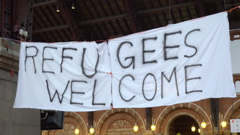 Handgefertigtes-Banner-„Flüchtlinge-Willkommen“.