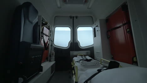 Blick-Ins-Innere-Des-Fahrenden-Leeren-Krankenwagens