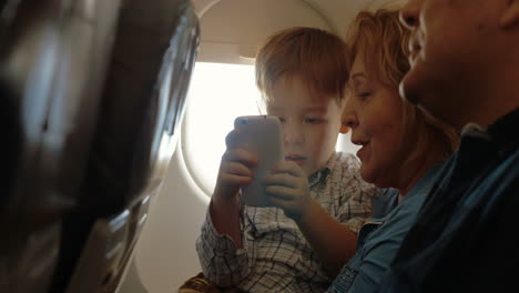 Er-Hat-Einen-Guten-Flug-Mit-Großeltern-Und-Handy