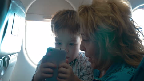 Abuela-Y-Nieto-Con-Celular-En-El-Avión