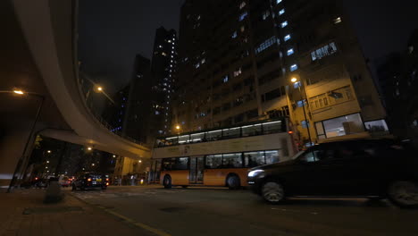 Tráfico-En-La-Calle-Nocturna-De-Hong-Kong