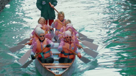 Equipo-De-Mujeres-Mayores-Remando