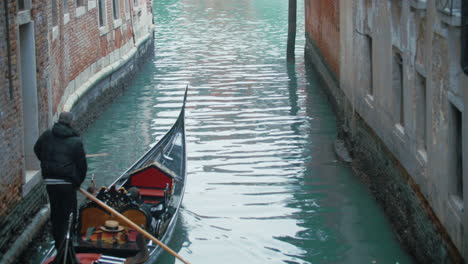 Gondolero-Veterano-Remando-En-Góndola-A-Lo-Largo-Del-Canal-De-Agua-En-Venecia