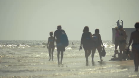 Isla-De-Gran-Canaria-España-Vista-De-Siluetas-De-Personas-Contra-El-Tormentoso-Océano-Atlántico