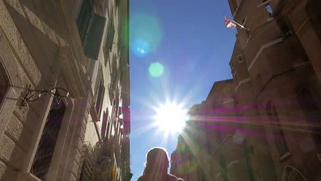 Mujer-En-La-Calle-Via-Del-Babuino-En-Un-Día-Soleado